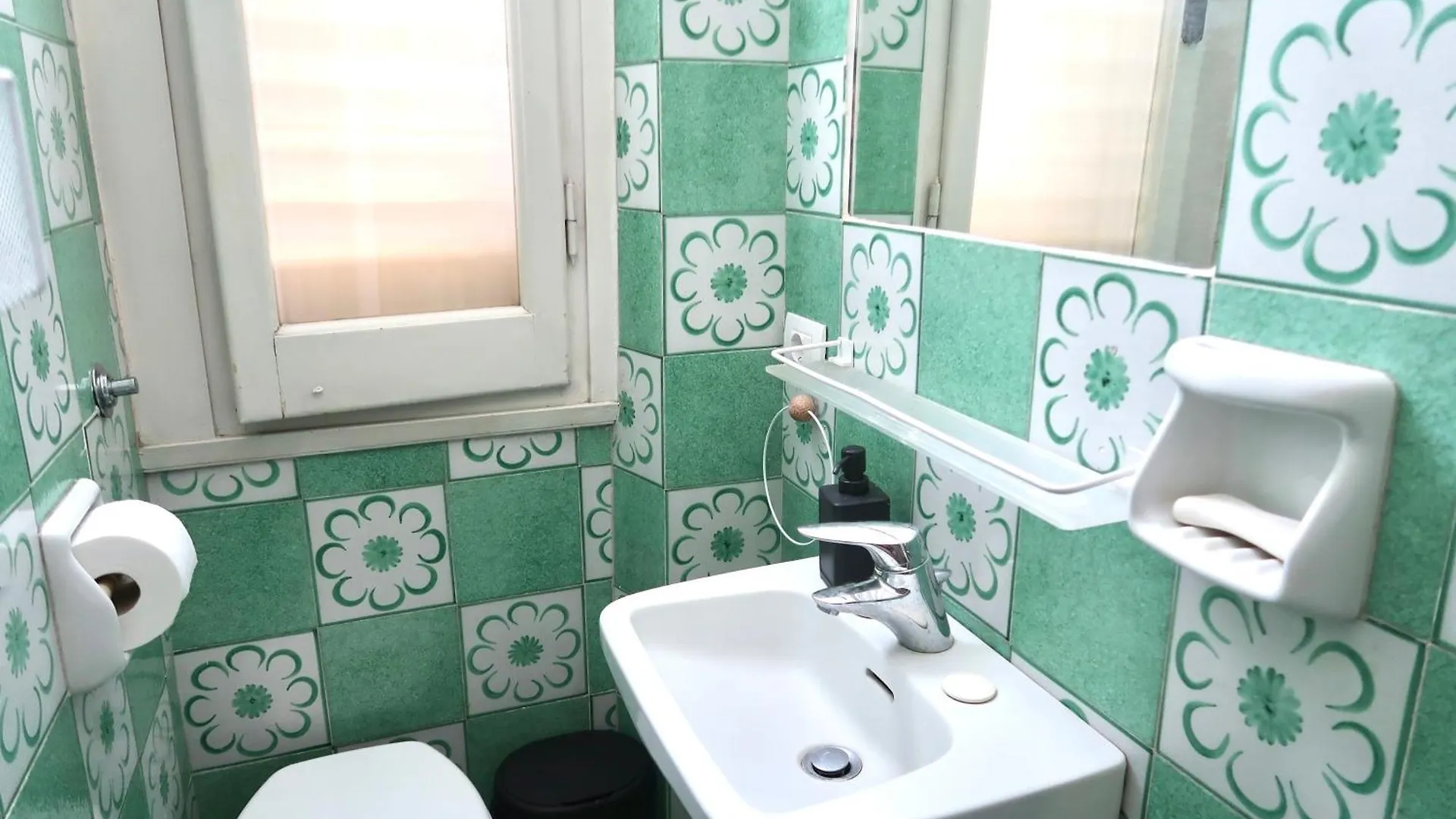 Bright And Spacious Esthers Room H Florence